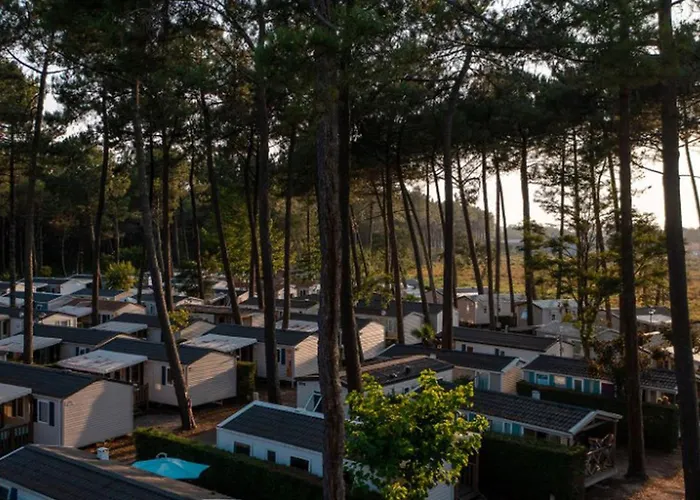 Camping Mobil 2 Chambres, 6 Pers. A - Api-1-52-1640 Messanges (Landes)